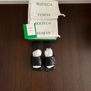 Super cute Bottega quilted black sandal perfect for summer Excellent condition